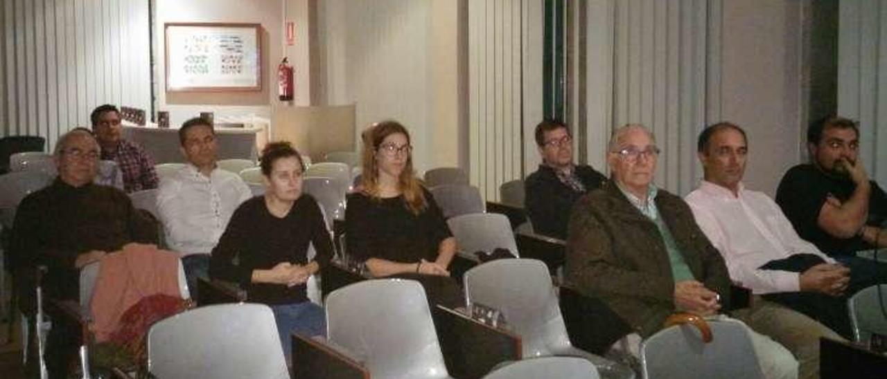 Asistentes a la charla que Salva Bará impartió ayer en Vigo.