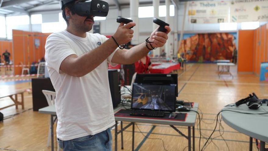 Zona de VR con gafas de realidad virtual.  //Bernabé/Bárbara Cuiña