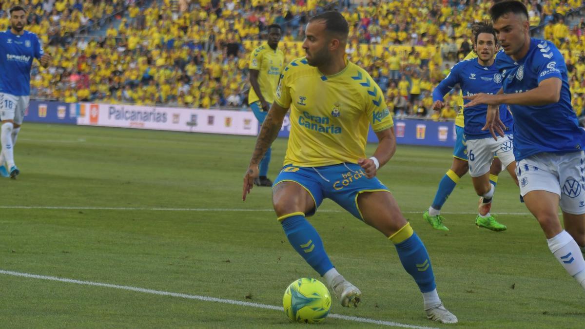 Recibimiento de la afición a la UD Las Palmas antes del derbi contra el CD Tenerife