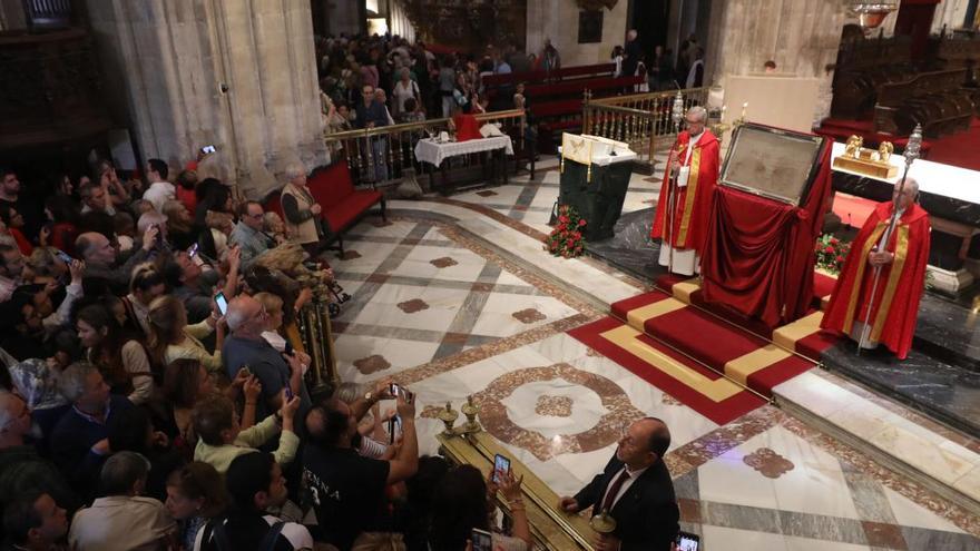 Los fieles acercándose al Santo Sudario en la Catedral.