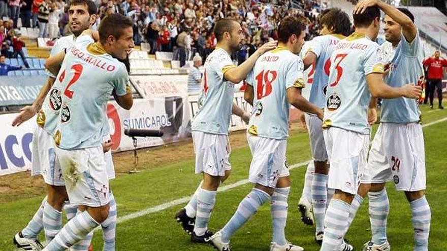 Los jugadores del Celta celebran el tanto logrado ante el Granada // Marta G. Brea