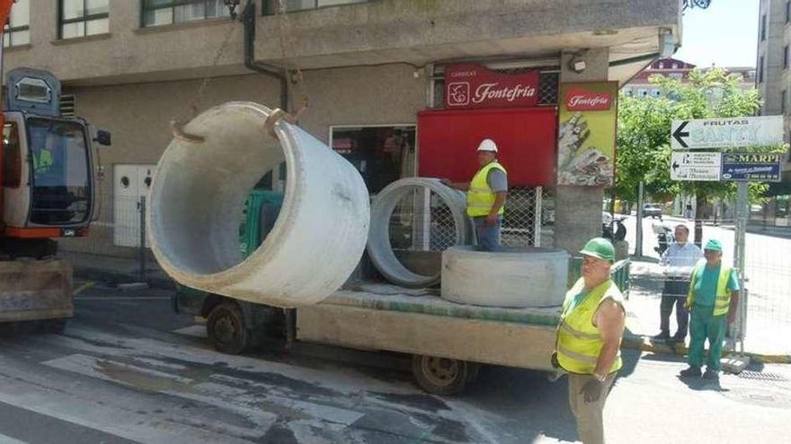 Obra de saneamiento en la calle Braña, en el centro de Ponteareas. // FdV