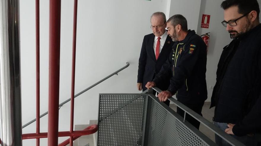 El alcalde de Málaga, Francisco de la Torre, ha visitado este miércoles las obras del parque de bomberos de Martiricos.