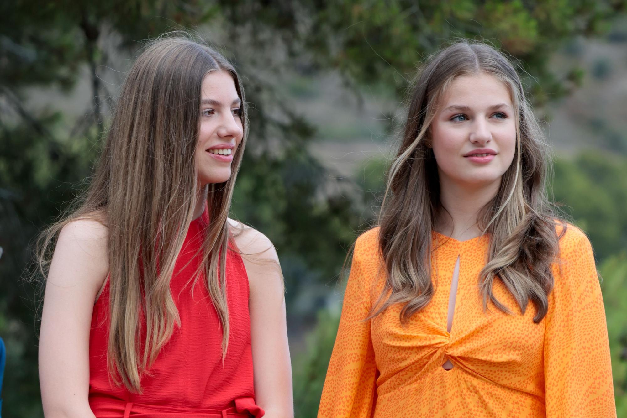 Leonor y Sofía con alpargatas