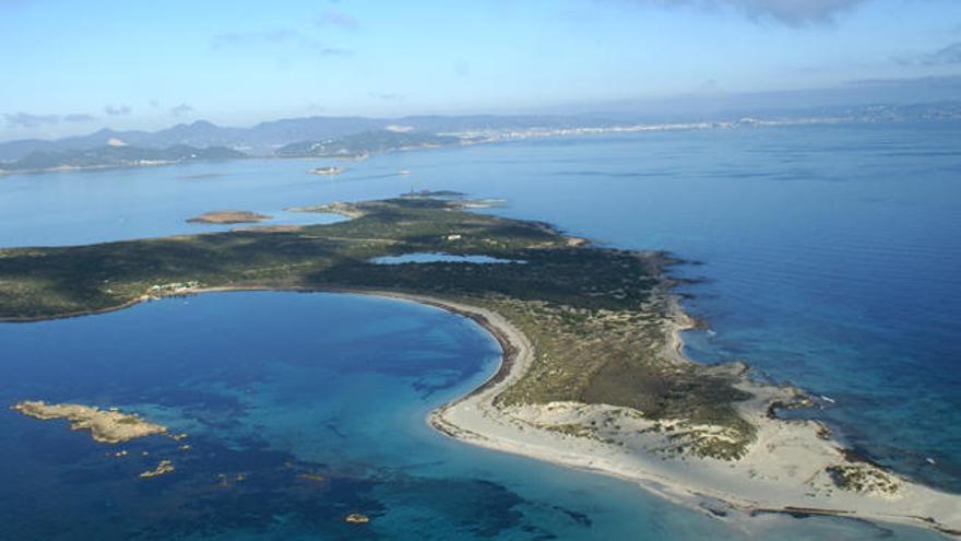 Vista aérea de s´Espalmador. En la imagen pequeña, delimitación de la zona privada del islote.