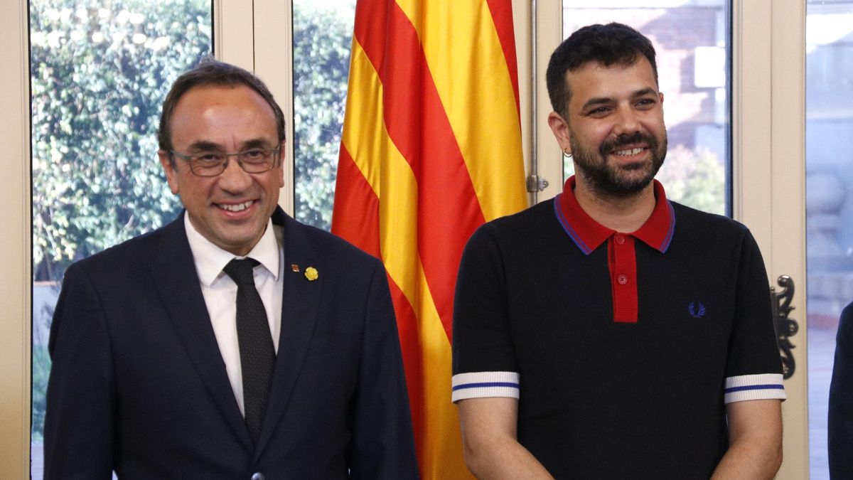 El president del Parlament, Josep Rull, rep el diputat d'ERC Ruben Wagensberg després de 6 mesos d'exili