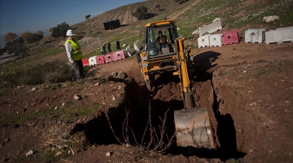 fcasals27893956 technical staff start excavations in a park in alfacar  near160811172943