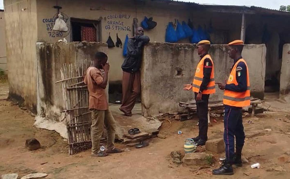 Los Bomberos de Costa de Marfil visitan zonas de riesgo de inundaciones.