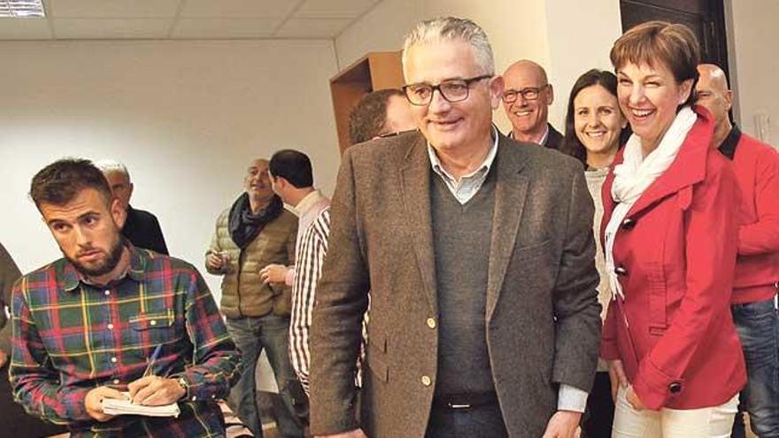 Jaume Font, rodeado de correligionarios, en plena noche electoral.