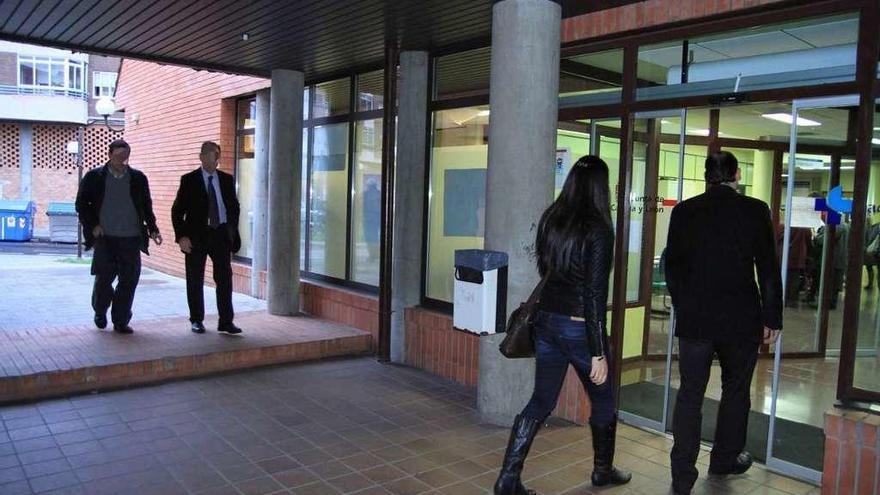 Entrada al centro de salud Santa Elena.