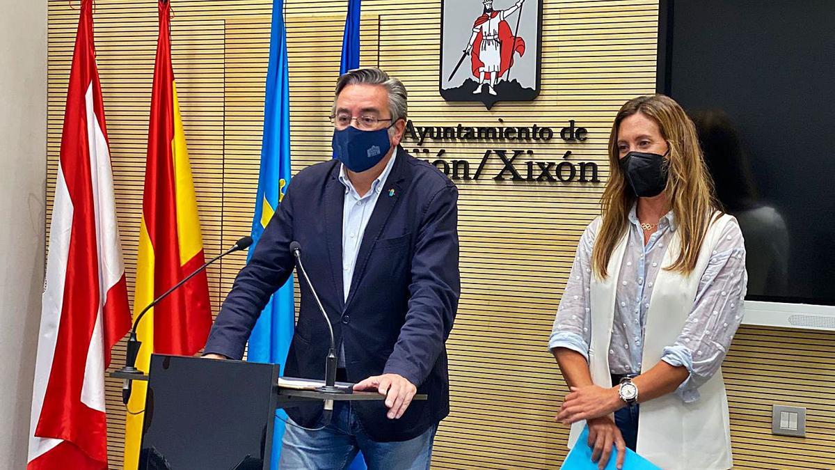 Pablo González y Ángela Pumariega, ayer, en el Ayuntamiento de Gijón.