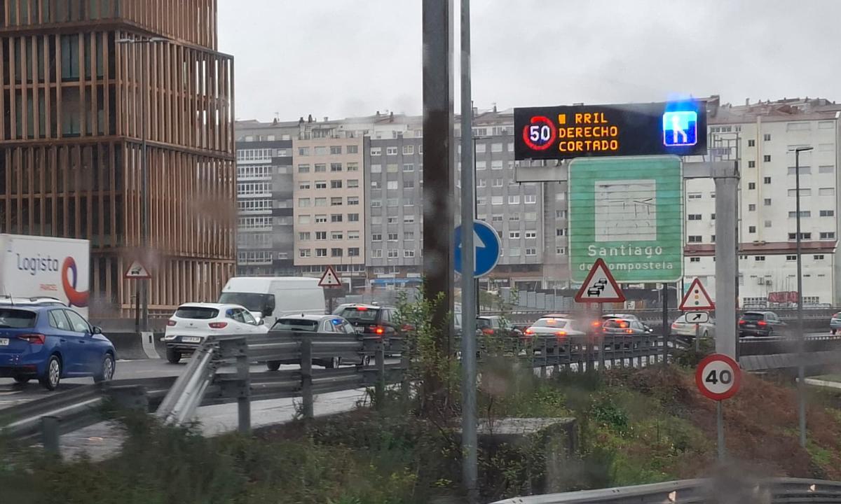 El panel luminoso previo al túnel del Hórreo señalizando el corte del carril derecho este martes