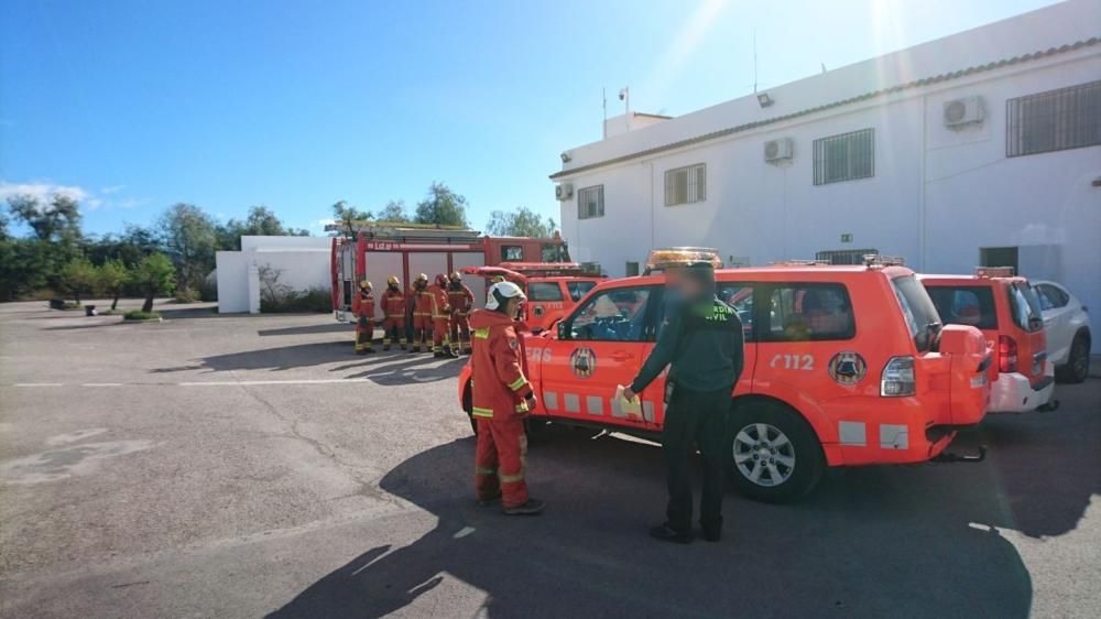 Los bomberos también han acudido a las instalaciones de la pirotecnia.