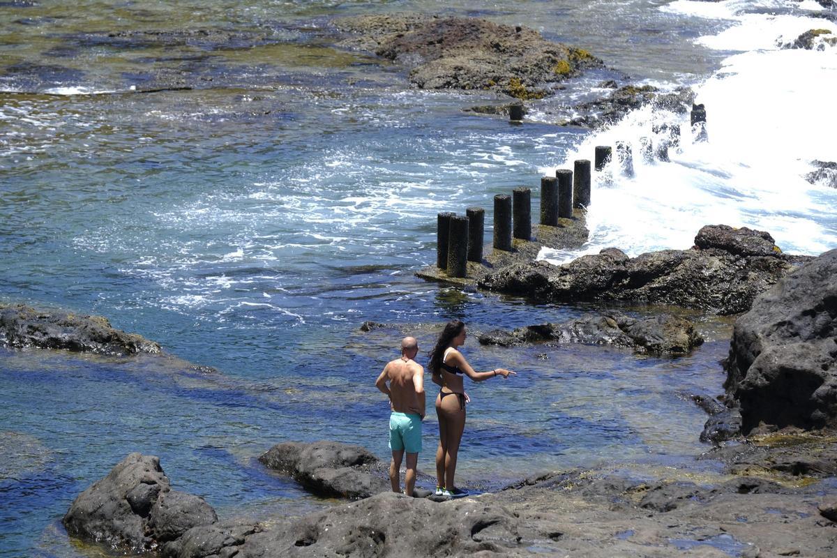 Rocío Abad junto a Abel en la piscina natural El Charcón, en Gáldar