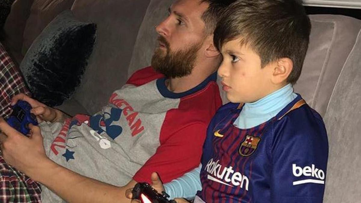Leo Messi y su hijo Thiago jugando a la Play