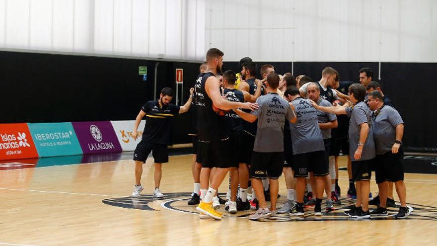 Jugadores y técnicos del Iberostar Tenerife, tras uno de sus recientes entrenamientos en Valencia.