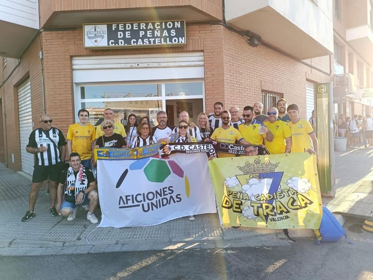 Peñistas del Castellón con los del Cádiz.