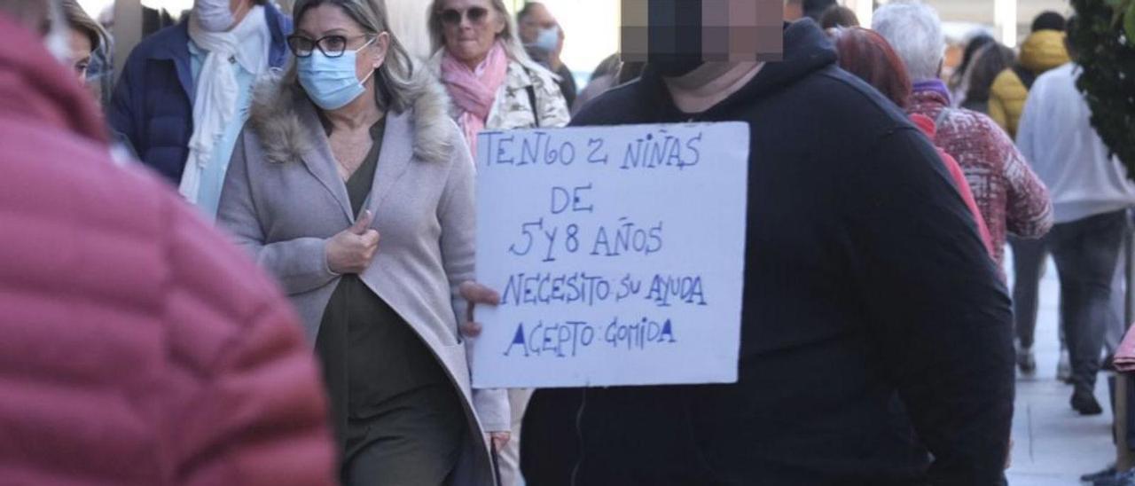 Un hombre pide dinero en una céntrica calle de Alicante.  | ÁXEL ÁLVAREZ