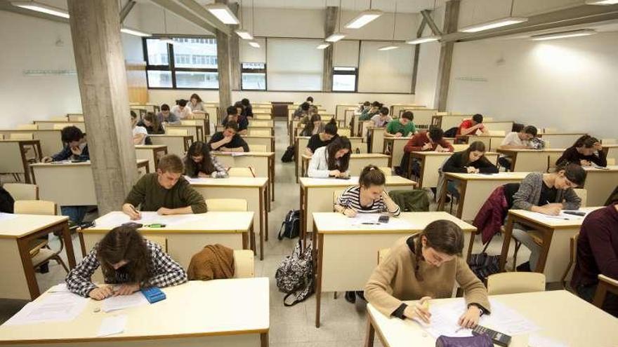 Estudiantes hacen exámenes en una facultad de la UDC.