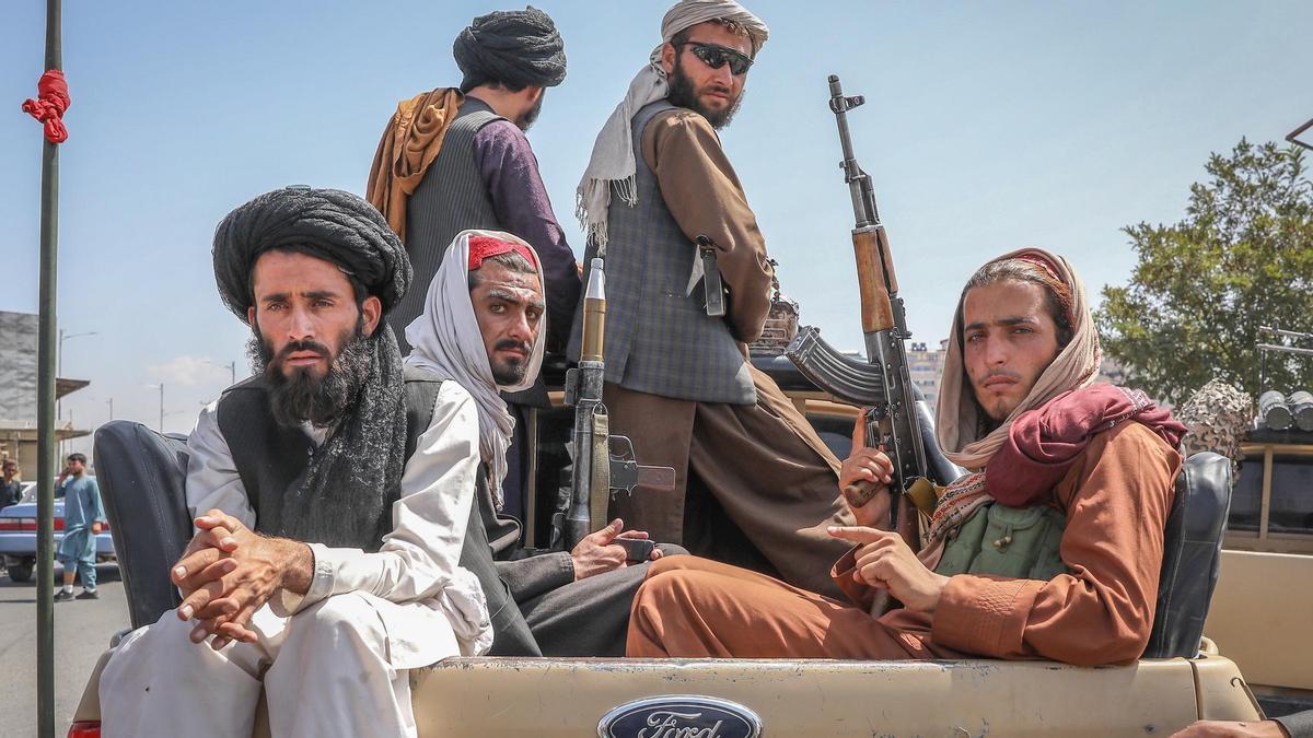 Un grupo de combatientes talibanes patrullan por Kabul.