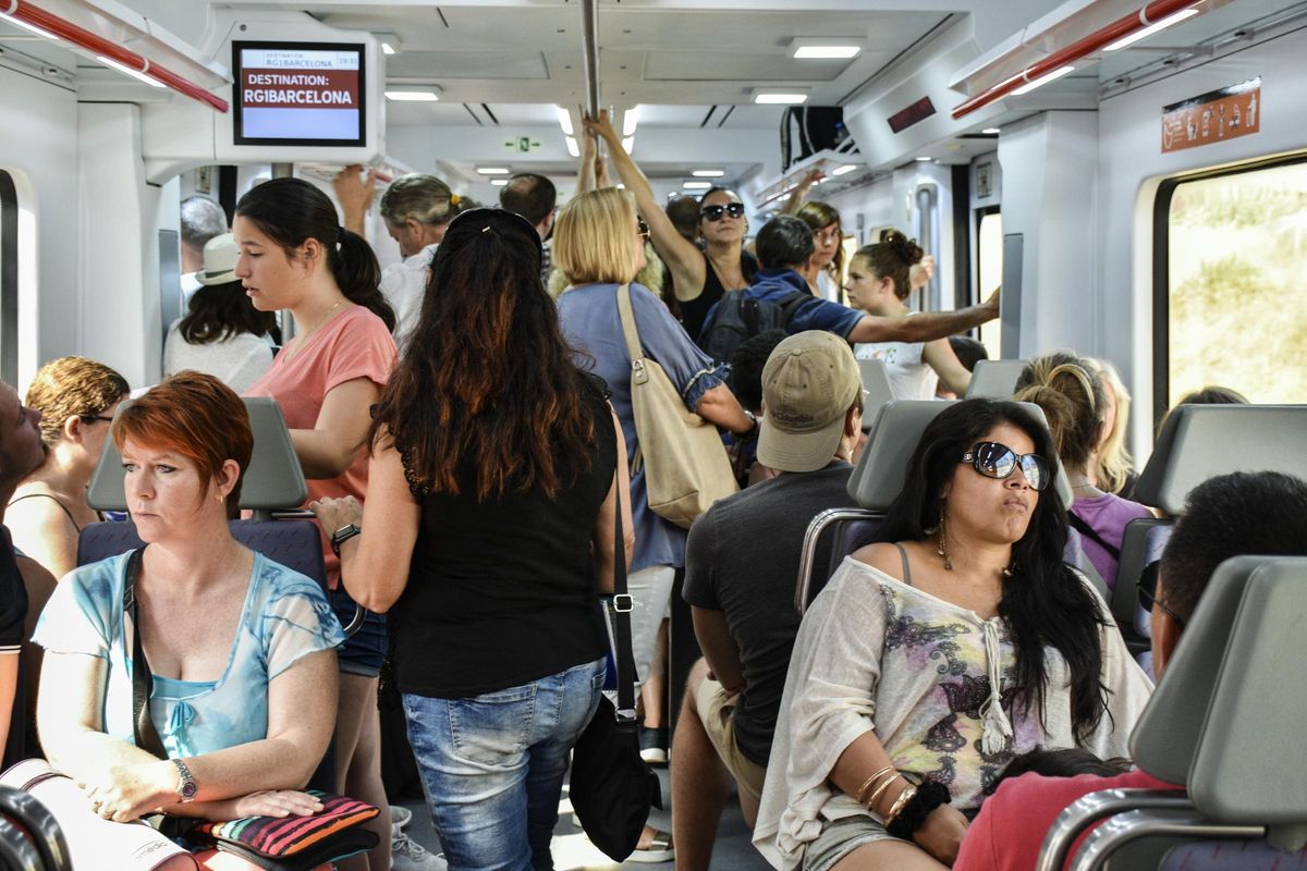 Vagón de la R1 lleno de gente camino de la playa