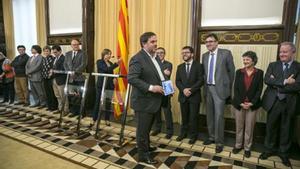 Oriol Junqueras entrega el proyecto de ley en el Parlament.
