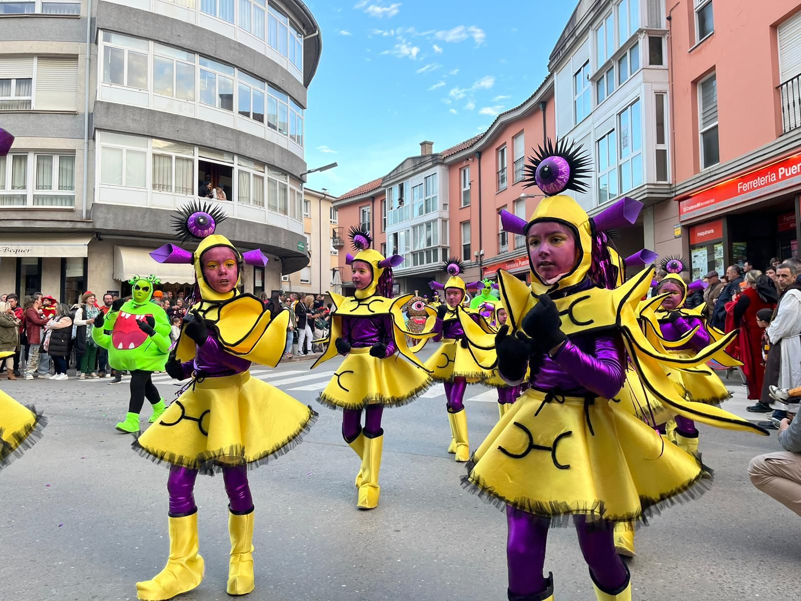 La locura del carnaval llena Posada de Llanes: así fue el multitudinario desfile