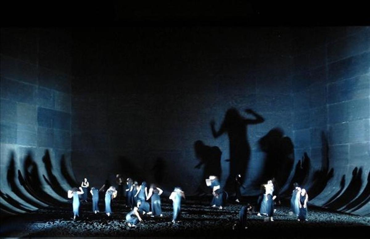 Joc d’ombres en l’ambient tancat d’Elektra’, de Richard Strauss, dirigida musicalment per Philippe Jordan i escènicament per Robert Carsen a l’Òpera Bastille.