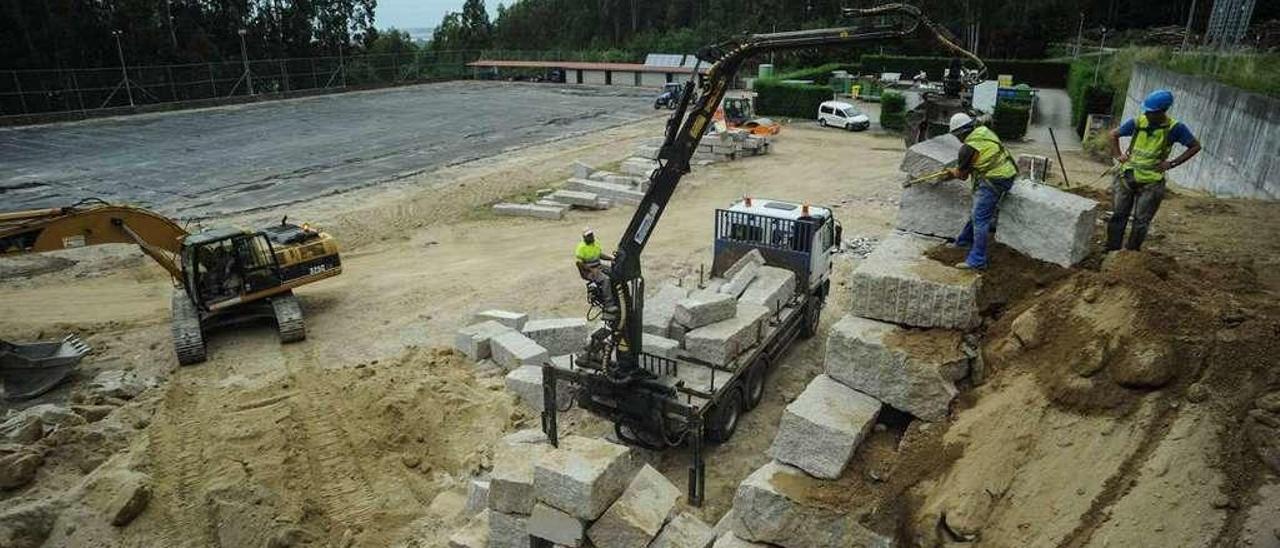 Obras en los terrenos que albergan el campo de fútbol de A Toxa (Meaño). // Iñaki Abella