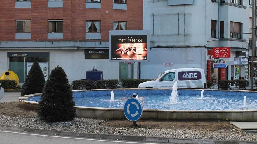 El panel publicitario del cruce viejo de Lugones que emite un anuncio de un club de alterne.