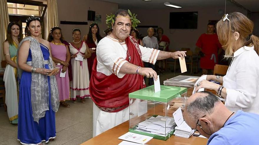 Vestido de emperador romano, así ha votado el alcalde de Saldaña (Palencia)