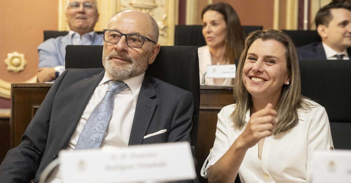 Paco Rodríguez y Natalia González, junto a otros dos ediles del PSOE y uno de DO. |   // BRAIS LORENZO
