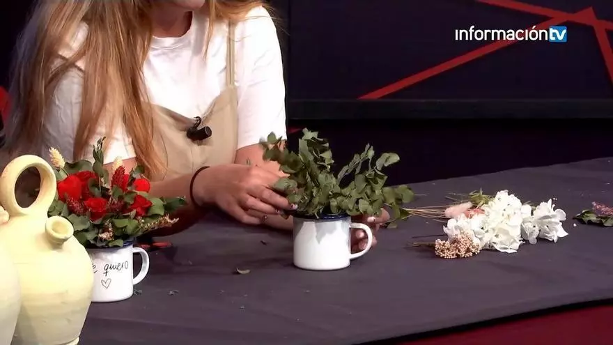 Aprende a adornar una taza con flores preservadas en Taller Creativo