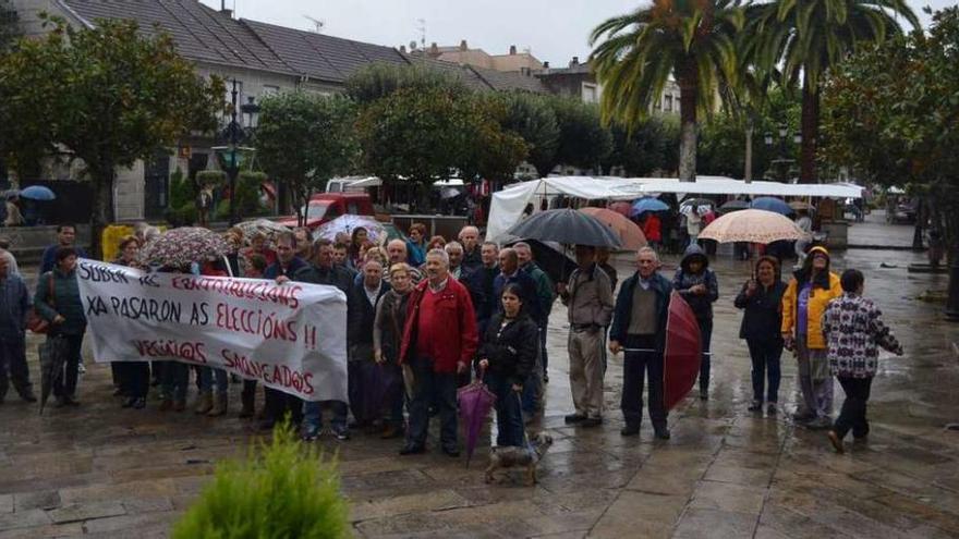 Protesta vecinal, en septiembre, por la subida del IBI en Salceda de Caselas. // E.G.