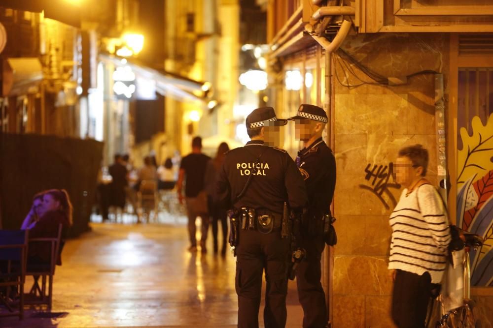 La Policía levanta 90 actas por consumir alcohol durante la primera noche antibotellón en el barrio de Alicante.