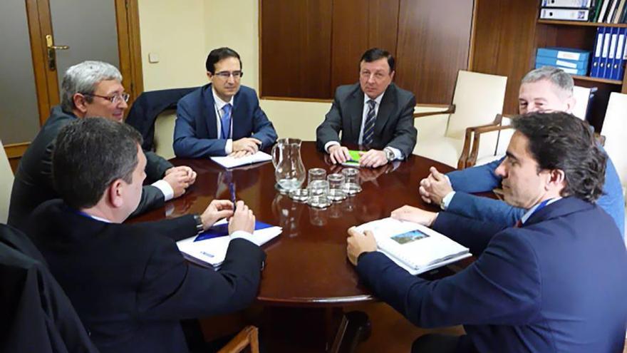 Un momento de la reunión entre responsables de Hidrogea y de la Mancomunidad.