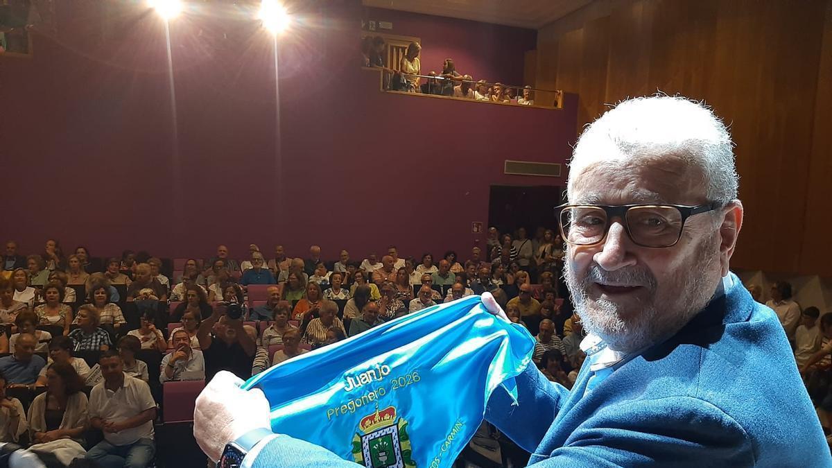 Juanjo Domínguez, con el pañuelo de las fiestas antes de leer el pregón