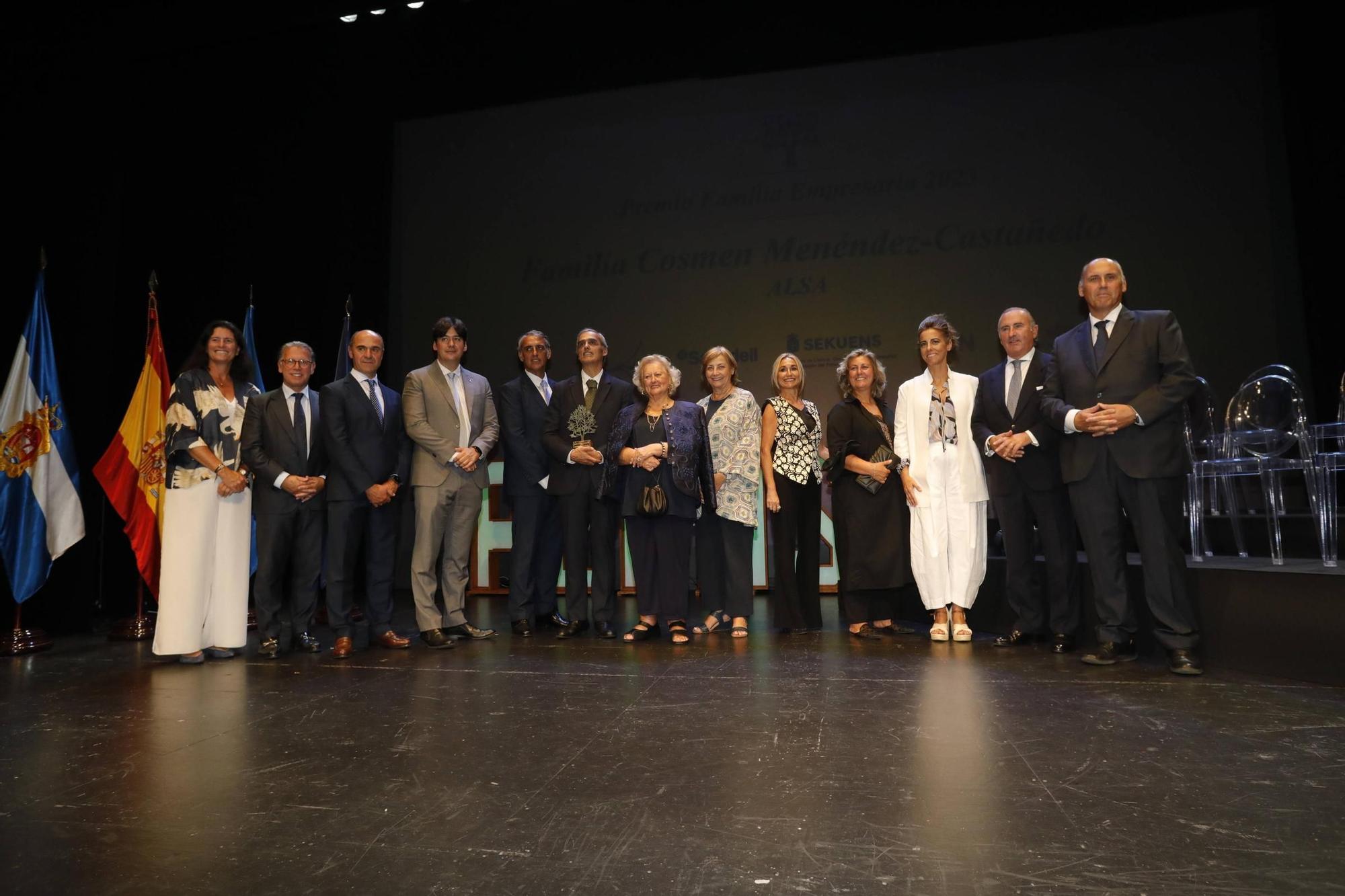 Entrega del premio "Familia Empresaria" a la familia Cosmen Menéndez-Castañedo