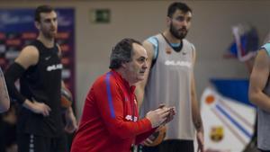 Alfred Julbe conversa con los jugadores del Barça en el entrenamiento