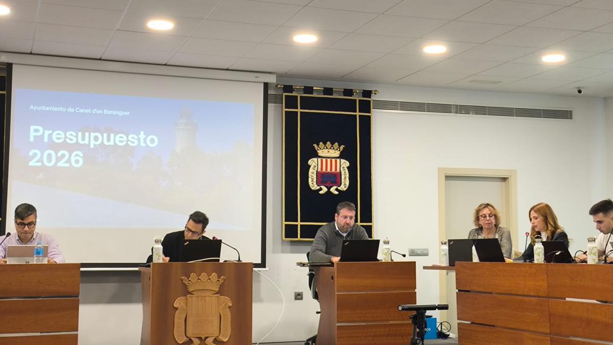 La concejala de Hacienda explicando las inversiones.