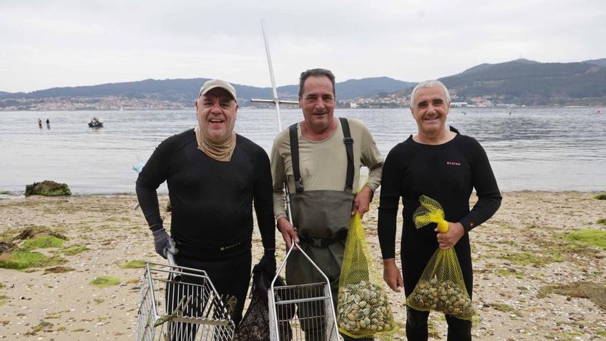 El marisqueo vigués prueba que «sí se puede» regenerar los bancos: «Ojalá O Areíño sirva para motivar a otras cofradías»