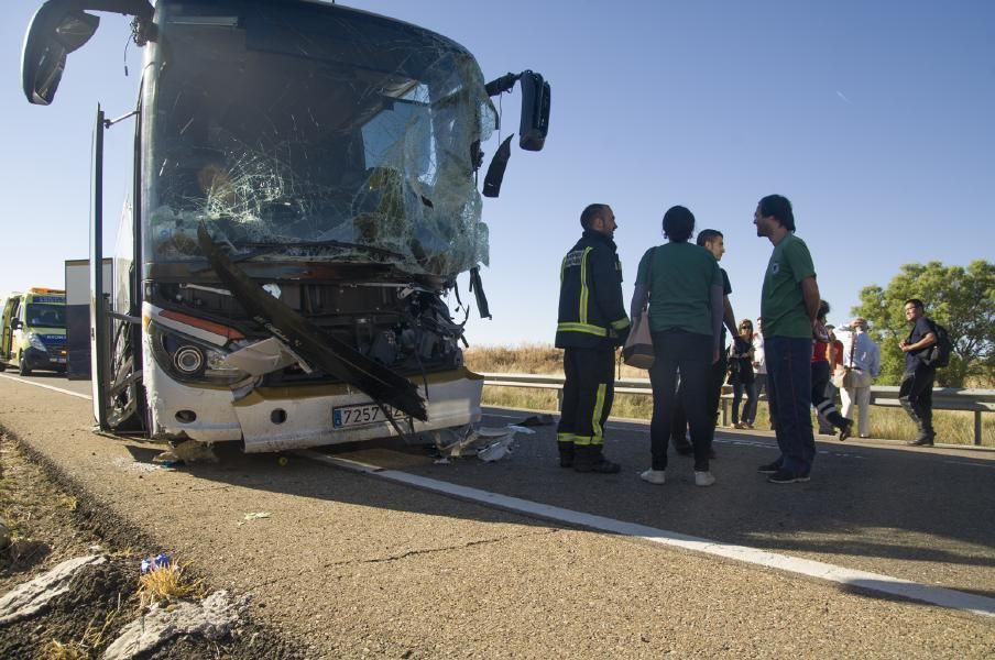 Accidente entre un autobús y un tractor en Fuentes