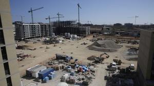 La nueva Marina del Prat Vermell de Barcelona ganará más de un millar de vecinos antes de un año. Las obras de edificios de pisos, oficinas y reurbanización avanzan a todo ritmo, con un horizonte de 12.000 viviendas nuevas entre obra pública y privada.