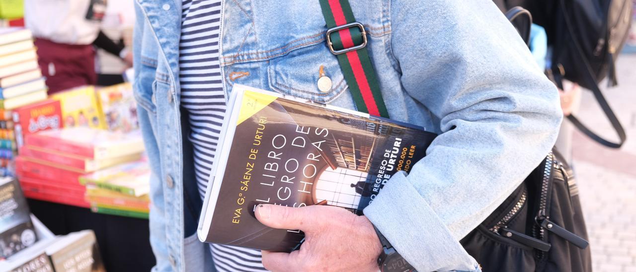 Libros y rosas por Sant Jordi en Elche