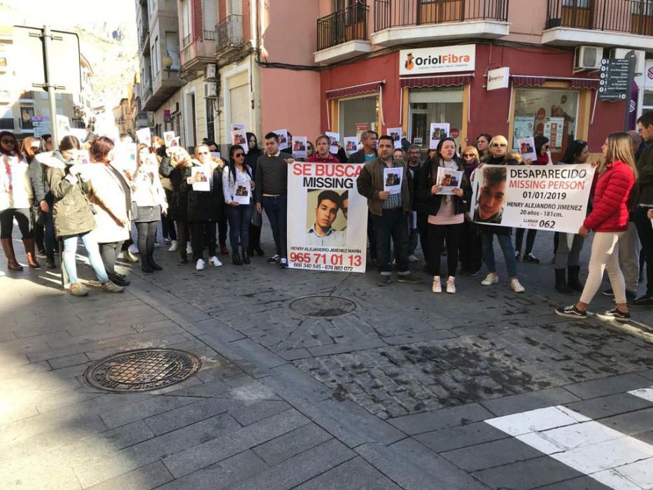 El alcalde de Orihuela ha mostrado su apoyo a la familia del joven desaparecido el 1 de enero en la Costa, Henry Alejandro, en una concentración en el Ayuntamiento