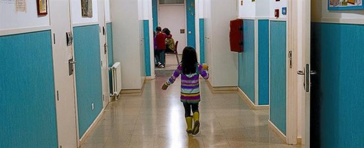 LA VIDA EN UN CENTRO 3 A la izquierda, uno de los 44 menores que viven en el Centro Residencial de Atención Educativa Maria Assumpta de Badalona junto con su tutor, el martes pasado. Arriba, una niña en el área de los elfos (6 a 11 años). A la derecha, algunos mayores miran la tele.