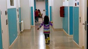 LA VIDA EN UN CENTRO 3 A la izquierda, uno de los 44 menores que viven en el Centro Residencial de Atención Educativa Maria Assumpta de Badalona junto con su tutor, el martes pasado. Arriba, una niña en el área de los elfos (6 a 11 años). A la derecha, algunos mayores miran la tele.