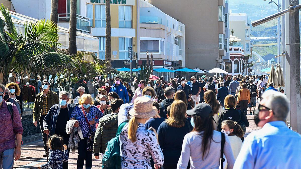 Groups of people along the Paseo de Las Canteras, Gran Canaria. | Groups of people along the Paseo de Las Canteras, Gran Canaria. |