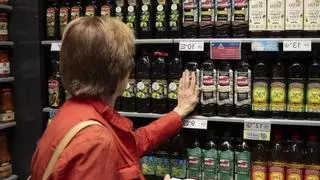 Les etiquetes dels aliments influeixen cada vegada més en la compra: «Vull menjar sa; miro i comparo abans de triar»