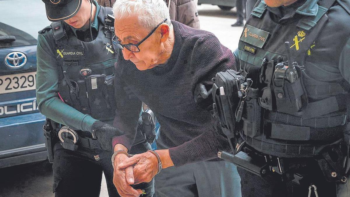 Agentes de la Guardia Civil conducen a Benet M.O. a declarar ante la jueza.